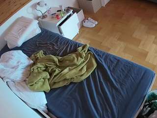 voyeurcam-julmodels-greybed-1 webcam