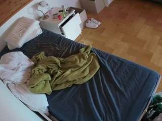 voyeurcam-julmodels-greybed-1 webcam