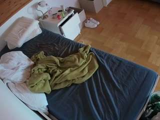 voyeurcam-julmodels-greybed-1