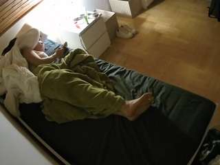 voyeurcam-julmodels-greybed-1 webcam