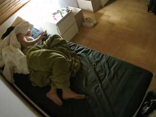 voyeurcam-julmodels-greybed-1 webcam
