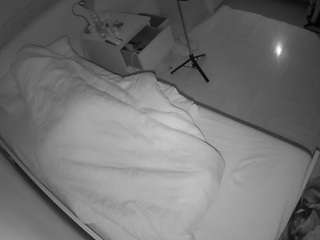 voyeurcam-julmodels-greybed-1