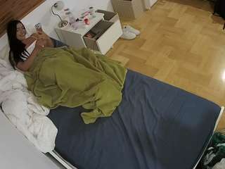 voyeurcam-julmodels-greybed-1