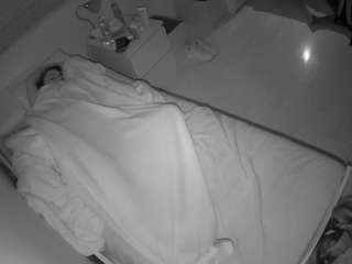 voyeurcam-julmodels-greybed-1 webcam