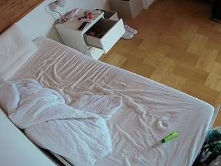 voyeurcam-julmodels-greybed-1 webcam