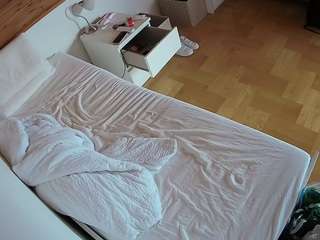 voyeurcam-julmodels-greybed-1