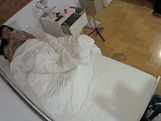 voyeurcam-julmodels-greybed-1 webcam