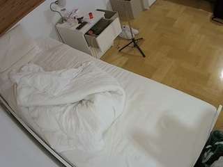 voyeurcam-julmodels-greybed-1 webcam