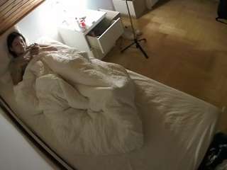 voyeurcam-julmodels-greybed-1 webcam