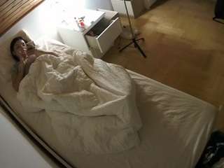 voyeurcam-julmodels-greybed-1