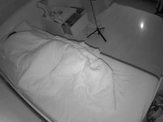 voyeurcam-julmodels-greybed-1