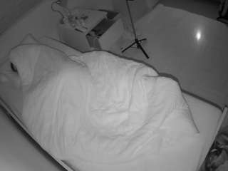 voyeurcam-julmodels-greybed-1
