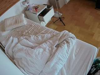 voyeurcam-julmodels-greybed-1