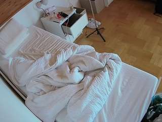 voyeurcam-julmodels-greybed-1
