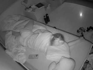 voyeurcam-julmodels-greybed-1