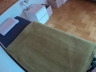 Este modelo está ao vivo agora. voyeurcam-julmodels-greybed-1