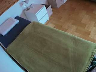 このモデルは現在ライブ中です。 voyeurcam-julmodels-greybed-1