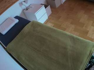 该模特正在直播。 voyeurcam-julmodels-greybed-1