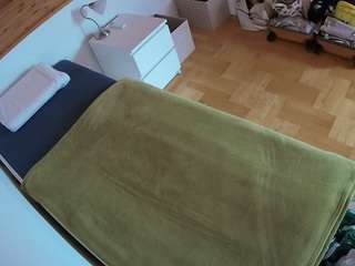 Эта модель сейчас онлайн. voyeurcam-julmodels-greybed-1
