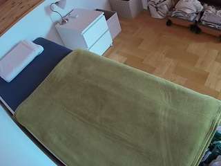 Model ini sedang live sekarang. voyeurcam-julmodels-greybed-1