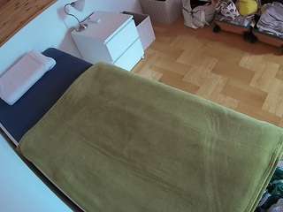 voyeurcam-julmodels-greybed-1