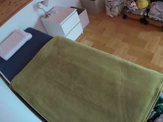 voyeurcam-julmodels-greybed-1