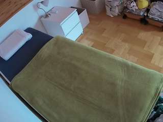 voyeurcam-julmodels-greybed-1