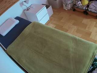 Эта модель сейчас онлайн. voyeurcam-julmodels-greybed-1