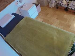 Este modelo está en vivo ahora. voyeurcam-julmodels-greybed-1
