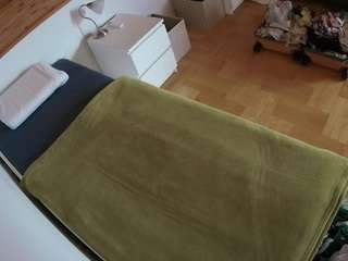 Este modelo está ao vivo agora. voyeurcam-julmodels-greybed-1