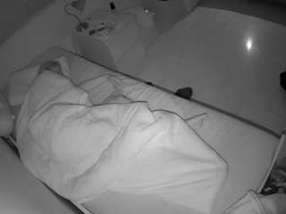 voyeurcam-julmodels-greybed-1