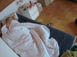 voyeurcam-julmodels-greybed-1