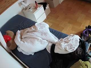 voyeurcam-julmodels-greybed-1