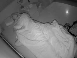 voyeurcam-julmodels-greybed-1