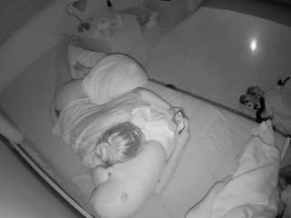 voyeurcam-julmodels-greybed-1