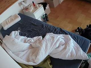 voyeurcam-julmodels-greybed-1