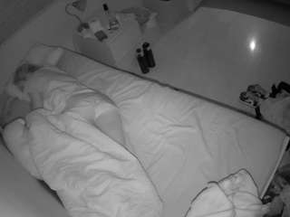 voyeurcam-julmodels-greybed-1