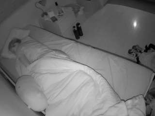 voyeurcam-julmodels-greybed-1
