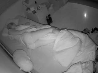 voyeurcam-julmodels-greybed-1