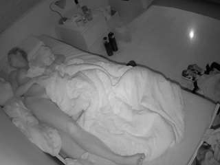 voyeurcam-julmodels-greybed-1