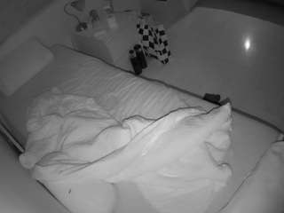 voyeurcam-julmodels-greybed-1