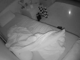 voyeurcam-julmodels-greybed-1