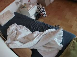 voyeurcam-julmodels-greybed-1