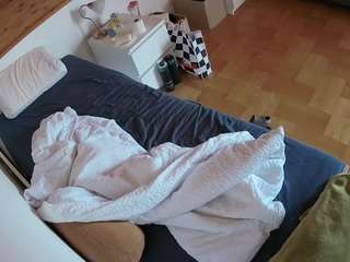 voyeurcam-julmodels-greybed-1