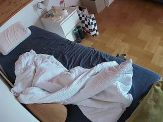 voyeurcam-julmodels-greybed-1