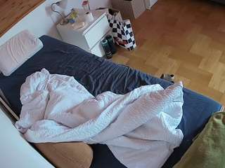 voyeurcam-julmodels-greybed-1