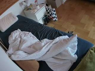 voyeurcam-julmodels-greybed-1
