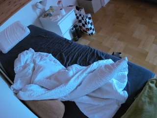 voyeurcam-julmodels-greybed-1