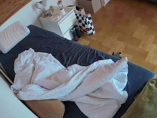 voyeurcam-julmodels-greybed-1