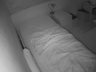 voyeurcam-julmodels-greybed-1